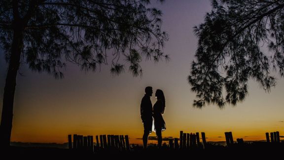 Freefall dating and risky relationship behaviour