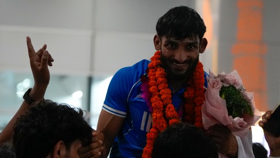 New Delhi: Gold medallist Harsh Singh being welcomed on his arrival after the Glasgow Commonwealth Games, at IGI Airport in New Delhi, early Tuesday, Aug. 4, 2026. (PTI Photo/Atul Yadav)(PTI08_04_2026_000002B)