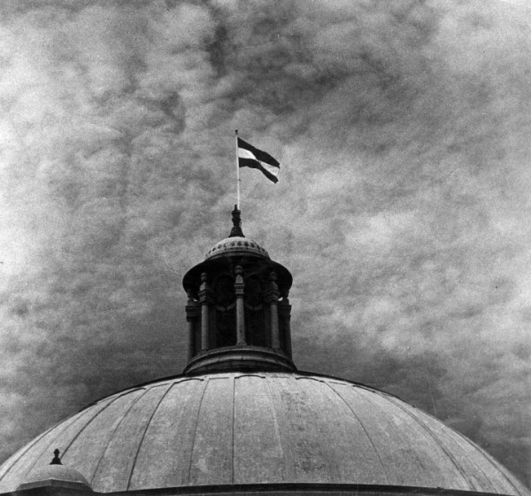 The first flag hoisting takes place in India after the first Indian government took the oath of office on August 15, 1947 at Parliament House.