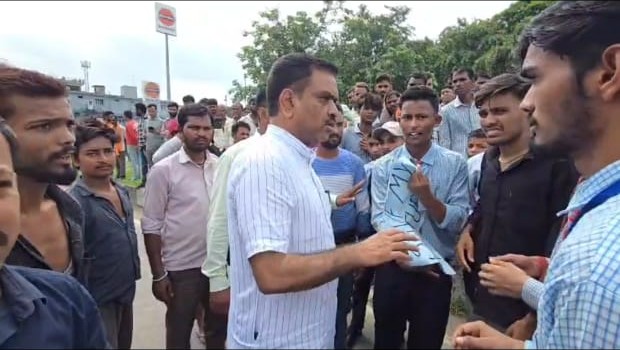 UP Welfare Department Minister Asim Arun speaks to the group.