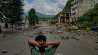 Gandak river water level, Gandak river water rises, Gandak river bodies found, Nepal flash flood rescue, Valmikinagar barrage alert, Sashastra Seema Bal, SDRF deployment Nepal, SSB rescue operation Gandak, helpline 1070 UP, Indian tourists stranded Nepal