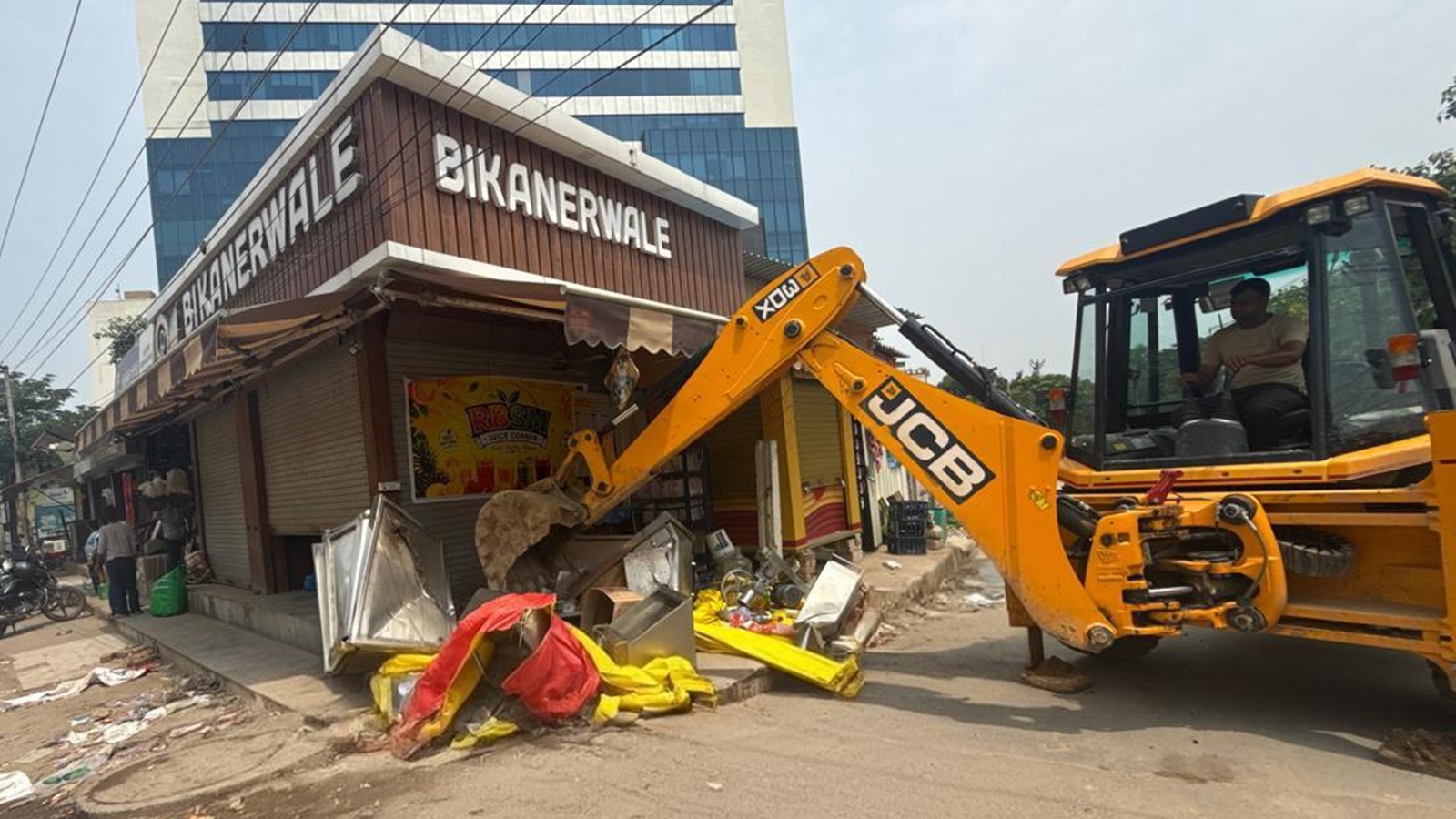 50-km roads cleared this week: Gurgaon anti-encroachment drive now shifts focus to footpaths, cycle tracks