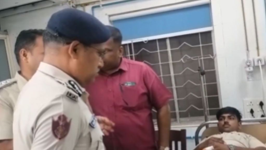 During a demonstration by auto drivers that initially appeared peaceful, violence erupted when the protesters suddenly began throwing stones at police and damaging government and public transport vehicles.