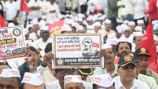 Citizens participate in the chakka jam protest demanding a direct Pune-Nashik railway line, in Sangamner on Sunday. (Balasaheb Thorat/IG)