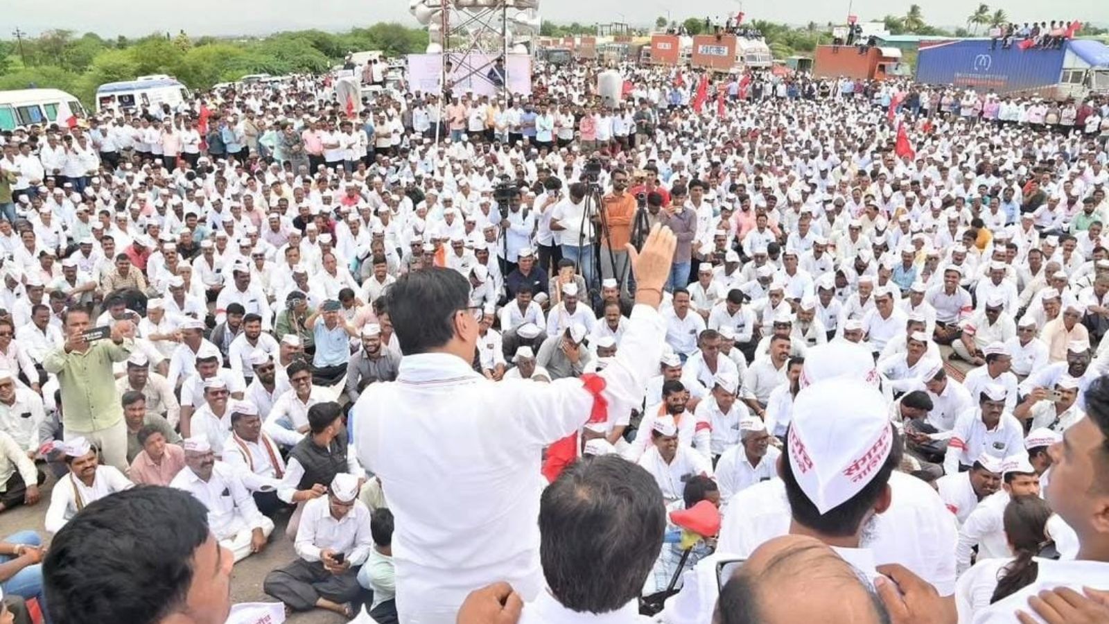 Thousands stage road blockades demanding original Pune-Nashik rail alignment