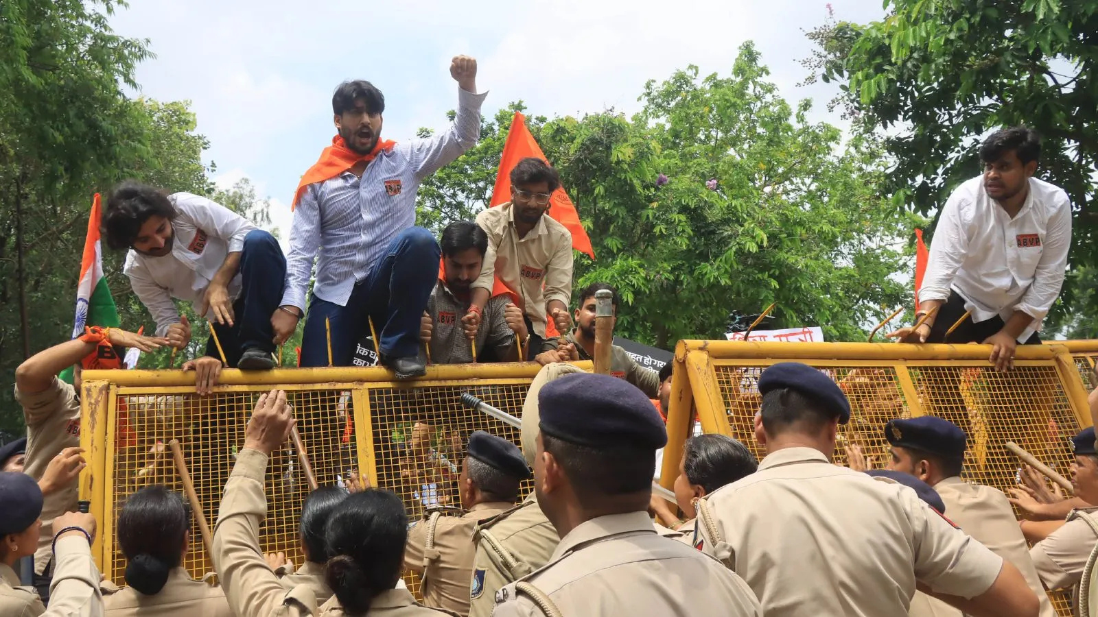 எதிர்க்கட்சிகள் ஆளும் மாநிலங்களில் தேர்வு முறைகேடுகள்: ABVP கவலை தெரிவிப்பு