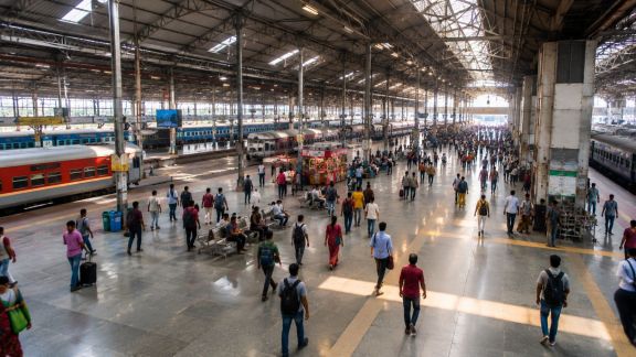 CAG audit flags shortfalls in drinking water, fans and toilets at major railway stations. (Image generated using AI)