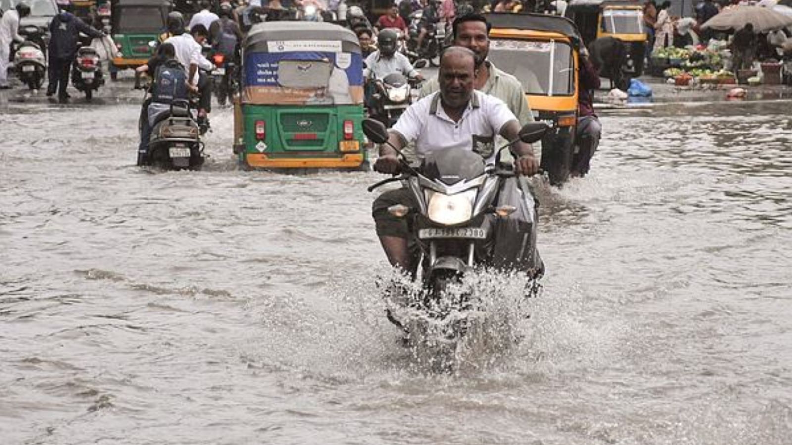 Hit by rain and floods, Surat textile markets work on Sunday to dispatch pending festival orders