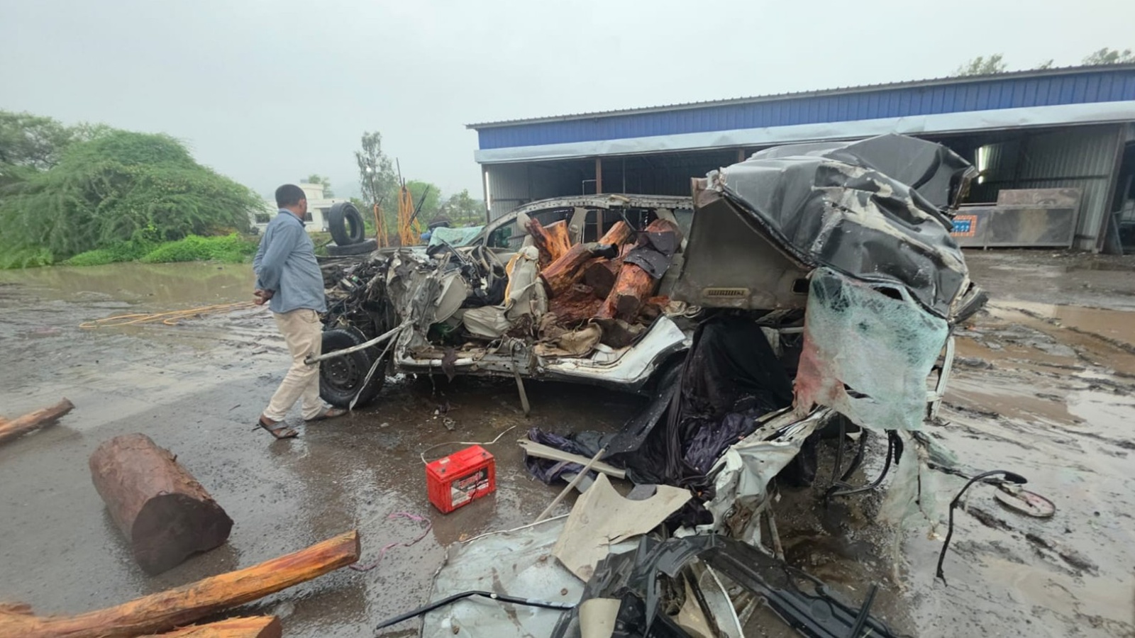 In pursuit of wood 'smugglers', Gujarat officials trace Maharashtra link