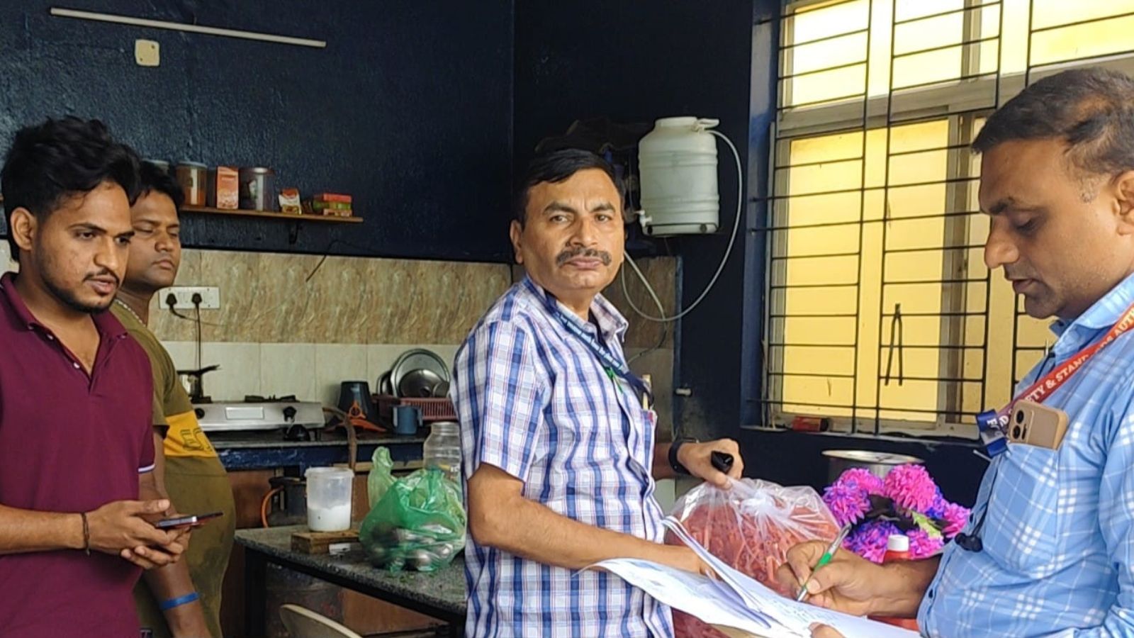 बेंगलुरु के पीजी में खाद्य सुरक्षा का बड़ा खुलासा: एक्सपायर्ड दही और बेड बग स्प्रे के साथ मिली गंदगी