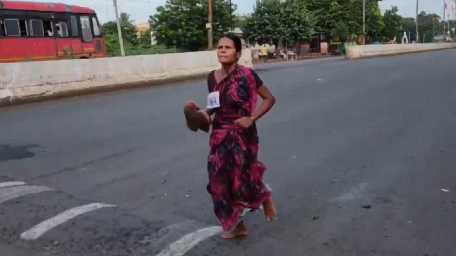 बेटी के सपनों के लिए साड़ी में नंगे पैर दौड़ी मां: संघर्ष और जीत की प्रेरक कहानी