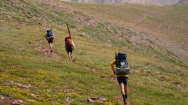 3 hikers AI