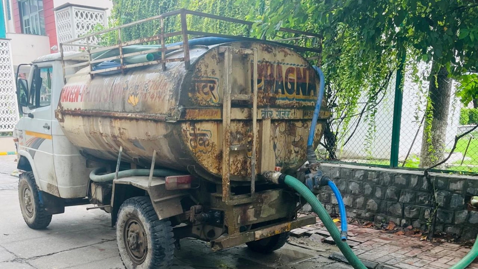 Luxury Homes, Zero Water: Faridabad Society Residents Struggle for 20 Years Without Municipal Connection