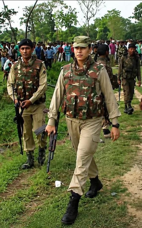 संजुक्ता पारसोर सीआरपीएफ की कोबरा यूनिट का नेतृत्व करने वाली पहली महिला अधिकारी हैं।