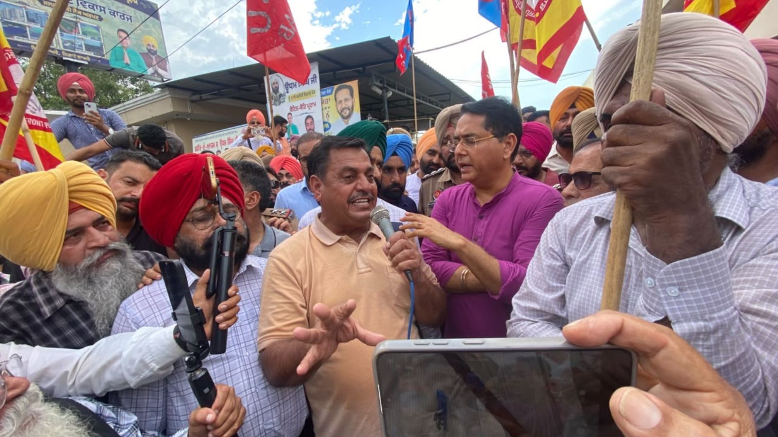 पंजाब में AAP का रुख बदला: क्या चुनावी दबाव में नरम पड़ रही है सरकार?
