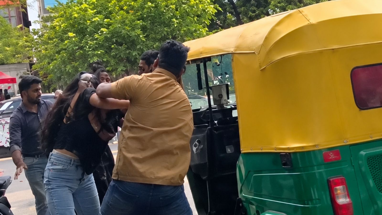 Bengaluru auto driver detained after roadside scuffle with women goes viral – national Bengaluru auto driver detained after roadside scuffle with women goes viral – national