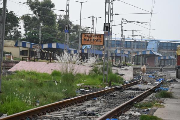 Shanker’s fascination with trains began early, and he would frequently hop on a local train, only to return an hour or two later. One day, he hopped on a train to Ayodhya, and didn’t return for two decades. Photo credit: Rahul Sharma
