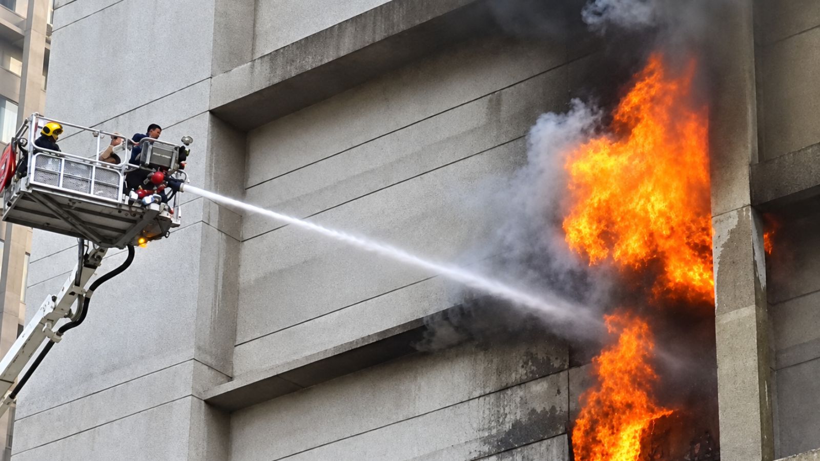 Massive fire at Surat textile market, 7 shops gutted