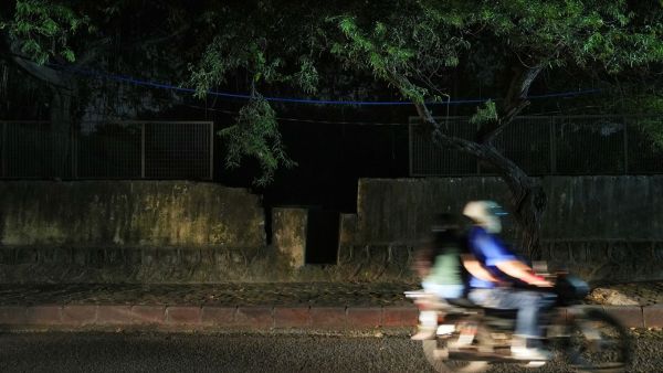 On the road leading to the entrance, a man on a motorcycle stopped to offer a warning about phone snatchings.