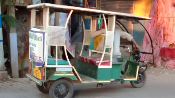 E rickshaw driver returns MacBook