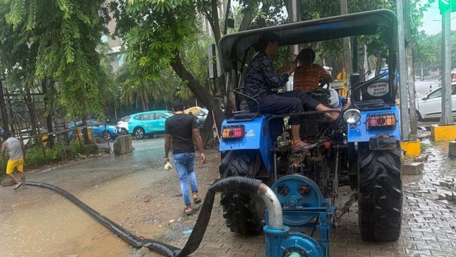 Heavy rainfall triggers another round of waterlogging, Gurgaon residents asked to “avoid non-essential travel”