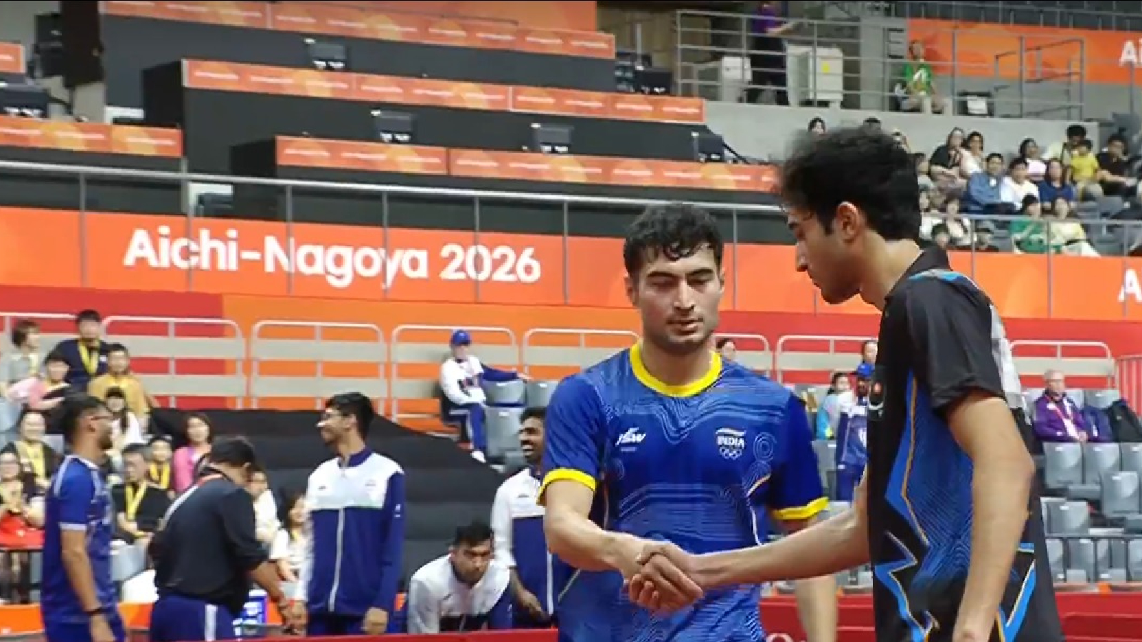 The trend continued in the men's tie. There were warm handshakes.