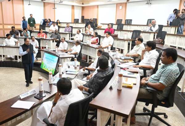 V D Satheesan, Keralam ministers return to classroom, Keralam ministers take lessons in AI, Keralam ministers take lessons in governance, Indian express news, current affairs