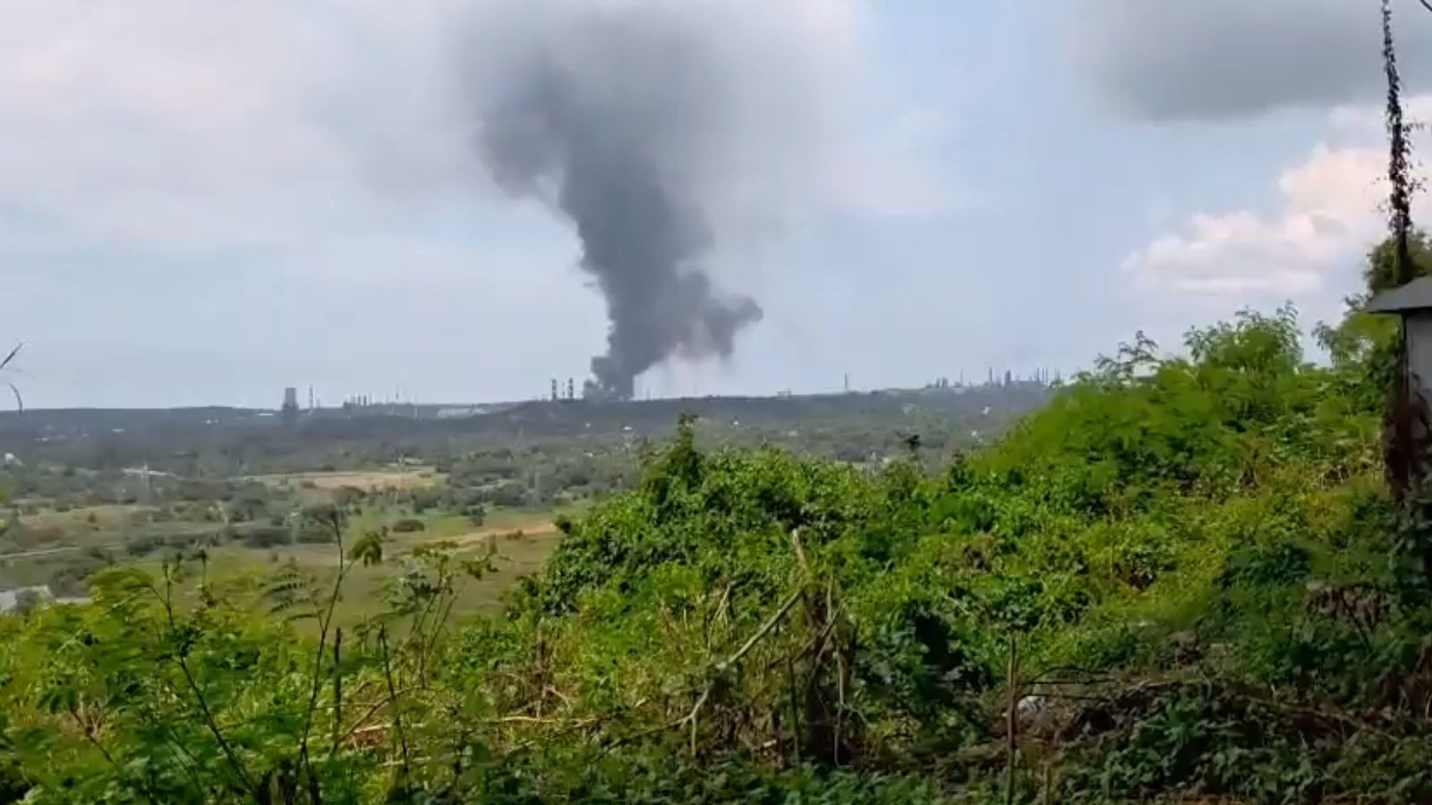 Loud explosion and thick smoke reported at MRPL refinery in Mangaluru – national Loud explosion and thick smoke reported at MRPL refinery in Mangaluru – national