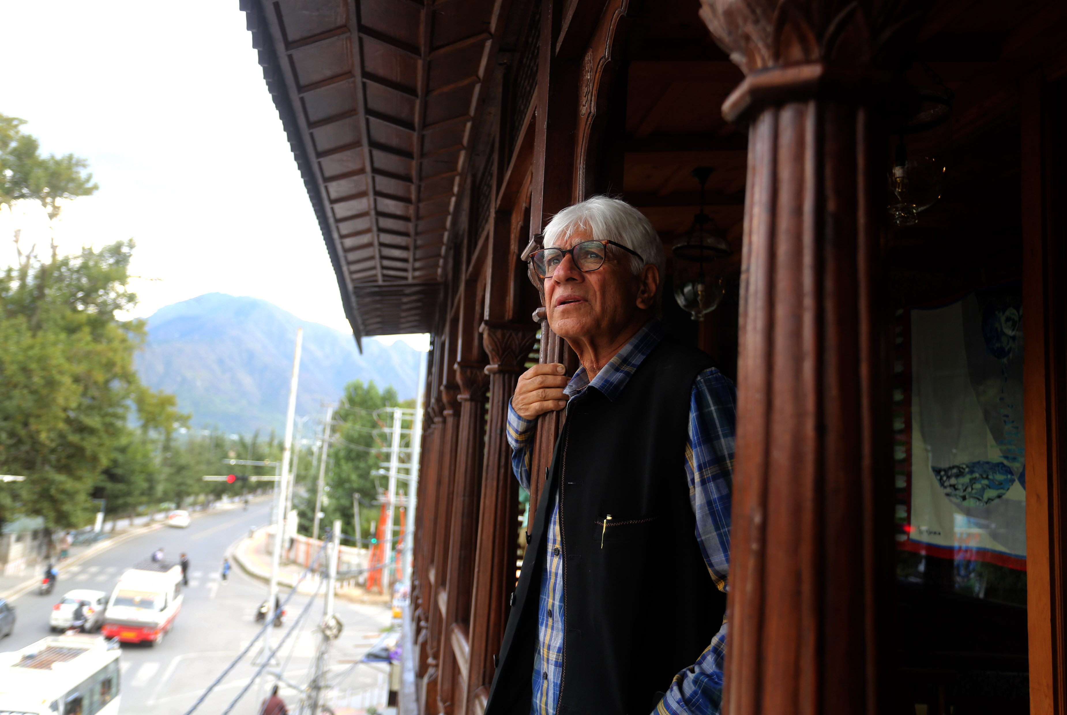 Pashmina shawls, Kashmiri artist Masood Hussain, Kashmiri Muslims, Kashmiri Hindus, Lal Ded -- Vaakhs of Silence, Lal Ded, Lal Ded’s vaakhs, Kashmiri communities, Maqam, Rajbagh, Indian express news, current affairs
