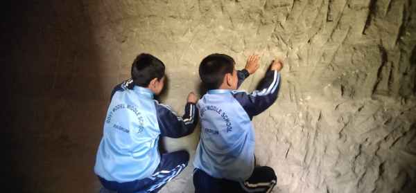 Mohd Mustafa Kamal - Students learning in pre-history lab