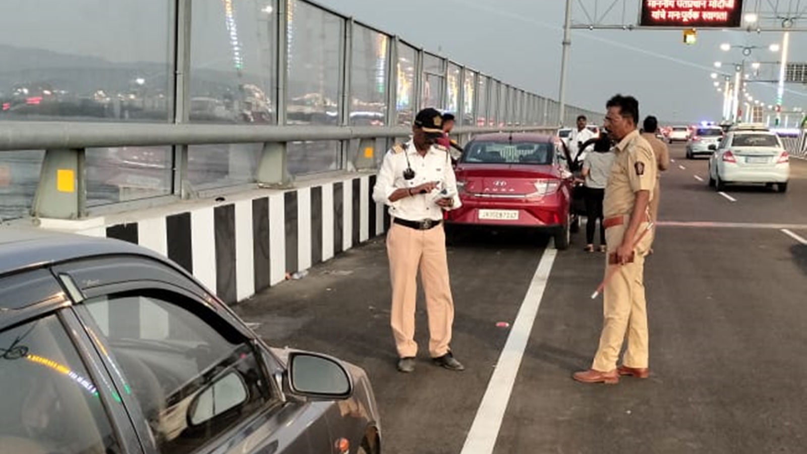 साइकिल सवार के साथ बदसलूकी का वीडियो वायरल होने के बाद ट्रैफिक कांस्टेबल का तबादला