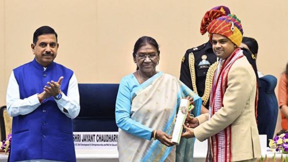teachers felicitated with national award, teachers get national award, Droupadi Murmu, President Droupadi Murmu, teachers day, Teachers Day celebrations, Indian express news, current affairs