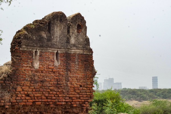 Situated on the bank of the Sabarmati river, the fort goes by the name of the village it is located in- Indroda.
