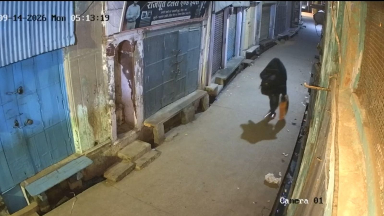 मथुरा में 14 करोड़ की सनसनीखेज डकैती: छत के रास्ते घुसा नकाबपोश चोर, 8 घंटे रुककर उड़ाया 10 किलो सोना