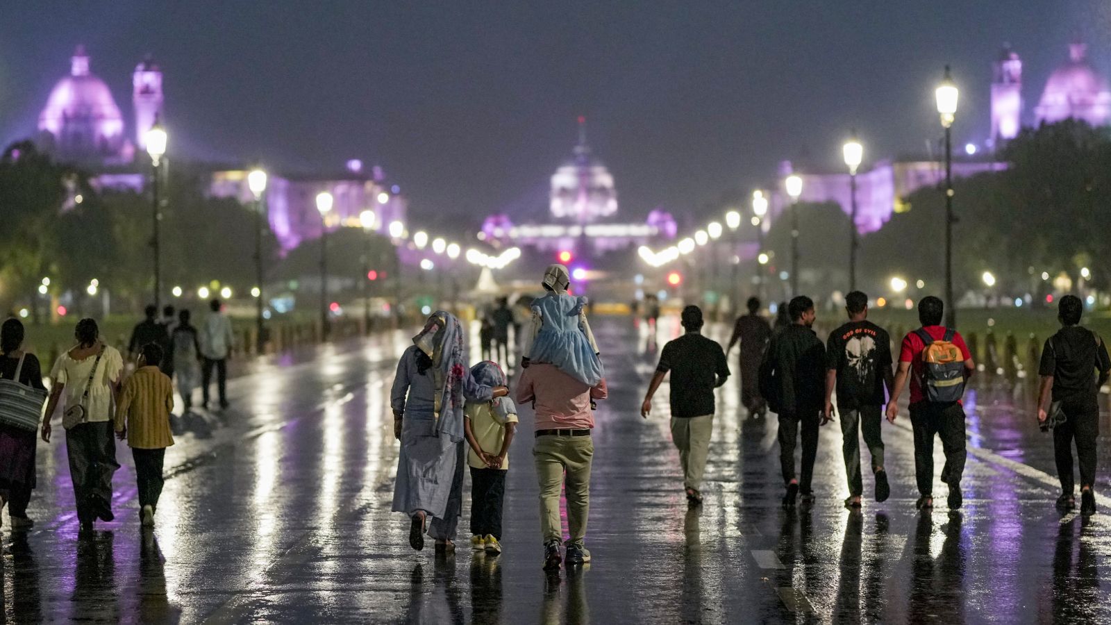 Delhi hit by fresh spell of rain, sees significant drop in daytime temperature