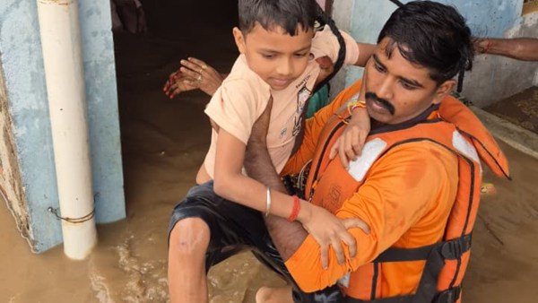 Floods hit 31 UP districts: 14,000 affected in Chitrakoot, thousands evacuated
