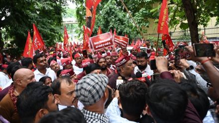 UP minister Sanjay Nishad was in Gonda on Friday, where he protested outside the Collectorate office. (X/@drsanjayknishad)