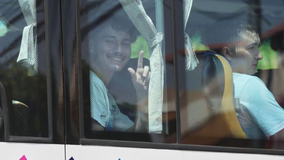 Crew members of the USS Abraham Lincoln arrive at a hotel in Pattaya, Thailand, Thursday, Sept. 3, 2026. (AP Photo/Sakchai Lalit)