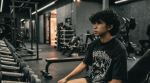 Teenager exercising in a gym while experiencing body image concerns and bigorexia
