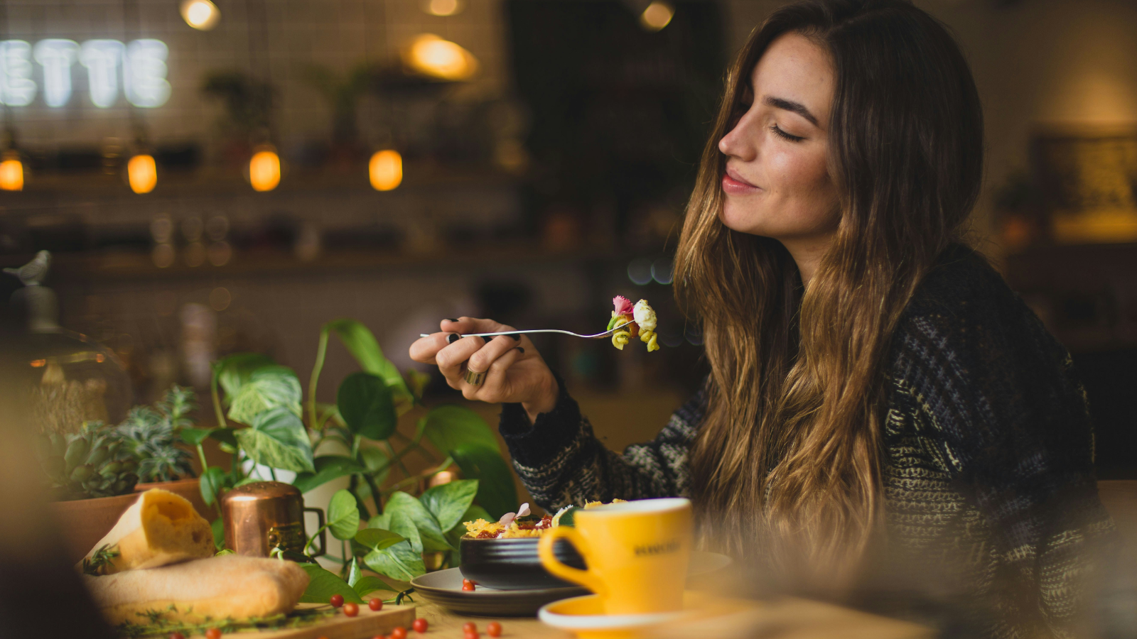 Person eating a meal slowly and mindfully to support satiety and healthy digestion