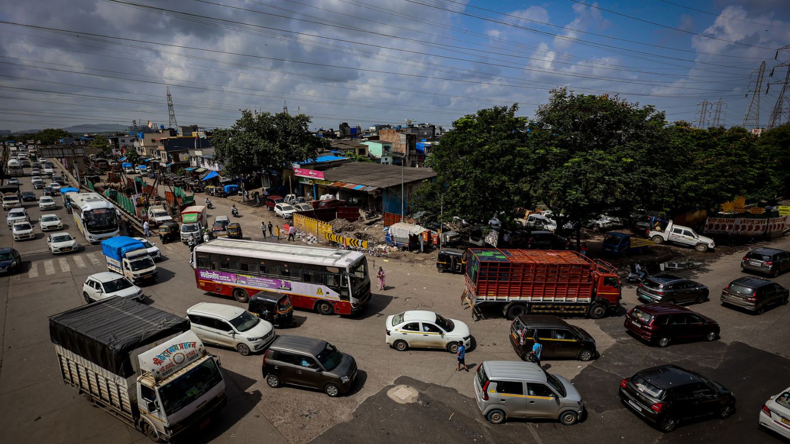 Mankhurd T Junction: Flyover pillar work may worsen Navi Mumbai-bound traffic after Ganpati Mankhurd T Junction: Flyover pillar work may worsen Navi Mumbai-bound traffic after Ganpati