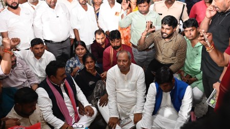 UP minister stages protest over worker’s death in Lucknow; Samajwadi Party joins