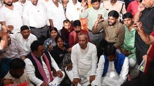 UP minister stages protest over worker’s death in Lucknow; Samajwadi Party joins
