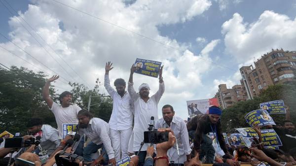 The protest, held under the banner of the Aarakshan Badhao Samvidhan Bachao Sangharsh Samiti, was led by Dalit rights activist Amar Paswan Azad.