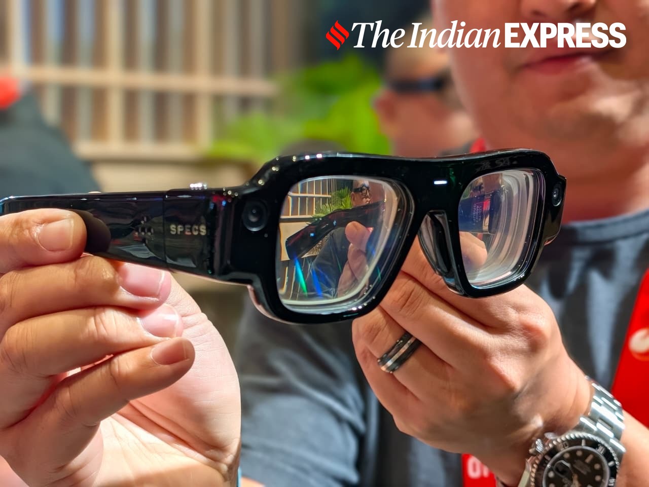 Snap Specs combine a conventional glasses-like form factor with a see-through AR display.