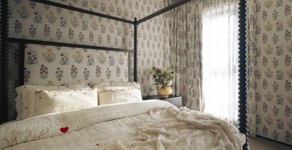 Aditi Rao Hydari and Siddharth chose a four-poster bed. 