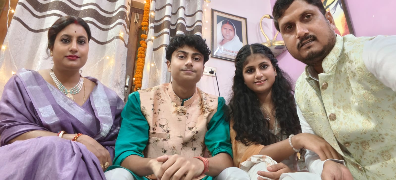 Akshat Singh with his family in Katni, Madhya Pradesh