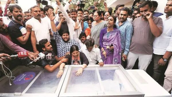 Kalpana, wife of Apple executive Vivek Tiwari, weeps over his body at their home in Lucknow in 2018. (Express Archive Photo by Vishal Srivastav)