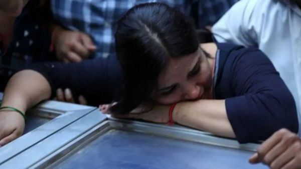 Kalpana, wife of Apple executive Vivek Tiwari, weeps over his body at their home in Lucknow in 2018. (Express Archive Photo by Vishal Srivastav)