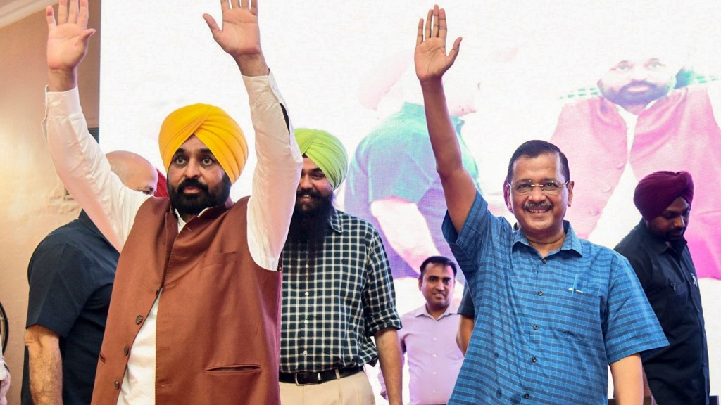AAP National Convener Arvind Kejriwal (right) with Punjab Chief Minister Bhagwant Mann. (Source: @BhagwantMann via PTI Photo)